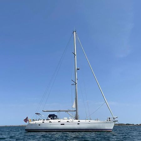 Отель Beautiful And Comfortable Sailboat With Secure Parking Available Барселона Экстерьер фото