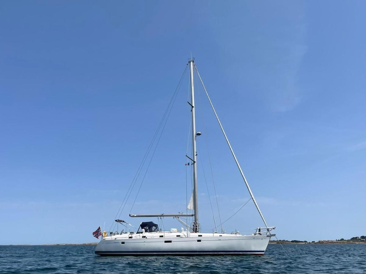 Отель Beautiful And Comfortable Sailboat With Secure Parking Available Барселона Экстерьер фото