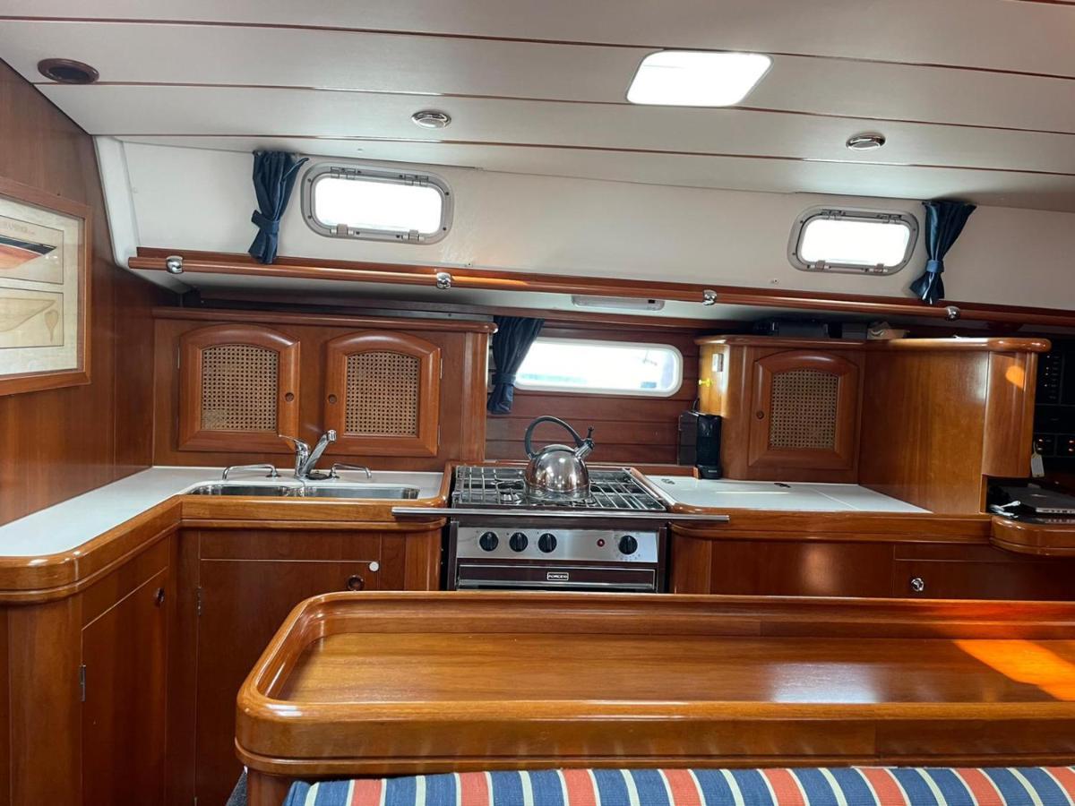 Отель Beautiful And Comfortable Sailboat With Secure Parking Available Барселона Экстерьер фото