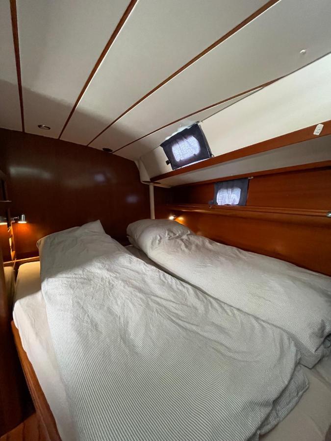 Отель Beautiful And Comfortable Sailboat With Secure Parking Available Барселона Экстерьер фото