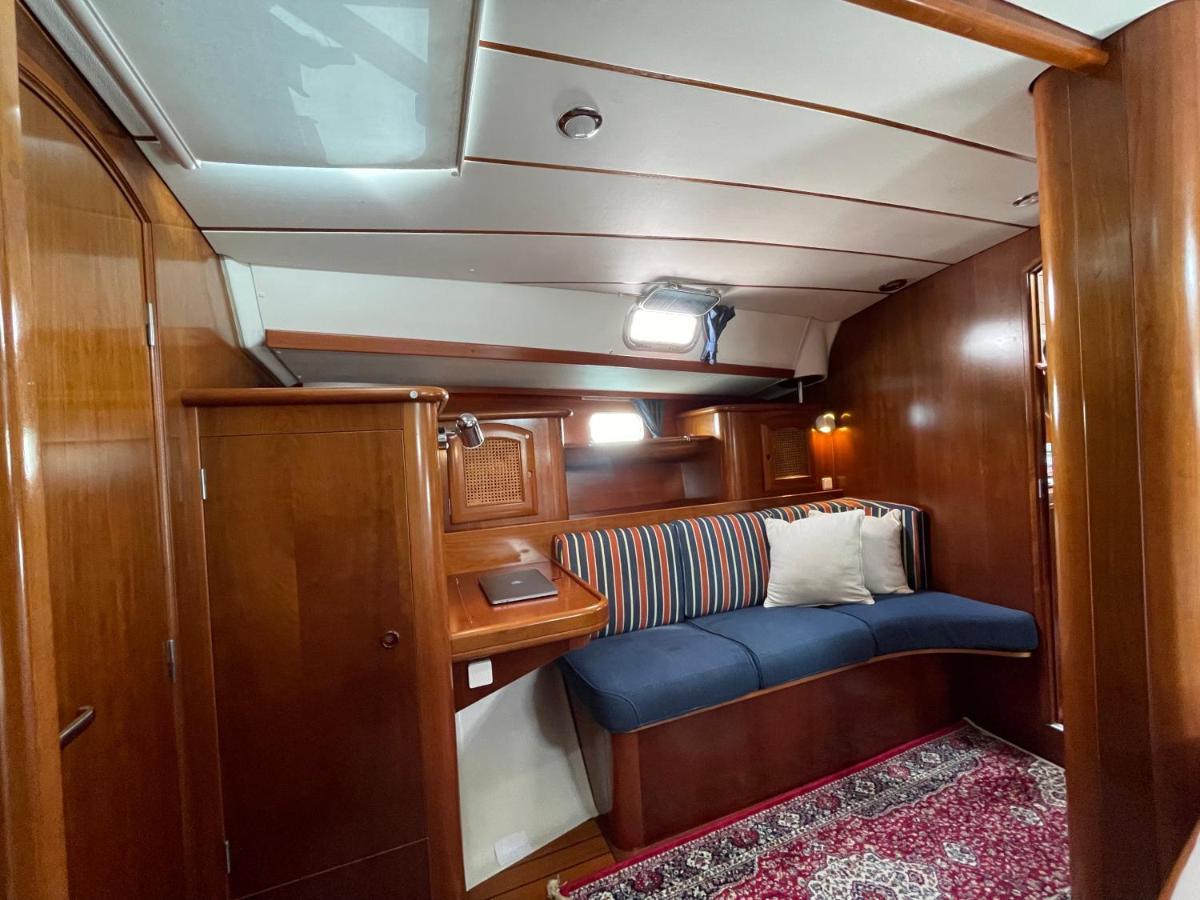 Отель Beautiful And Comfortable Sailboat With Secure Parking Available Барселона Экстерьер фото